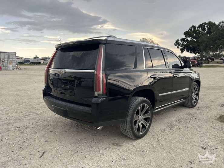 2015-cadillac-escalade-image-3