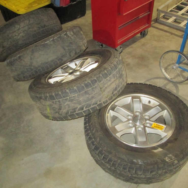 #45012 • Lot of (4) 265/70r 17 Tires INV#45012
