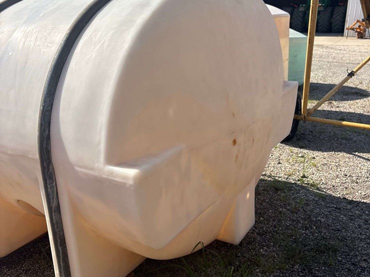 2,550-gallon-poly-tank-with-ladder-image-5