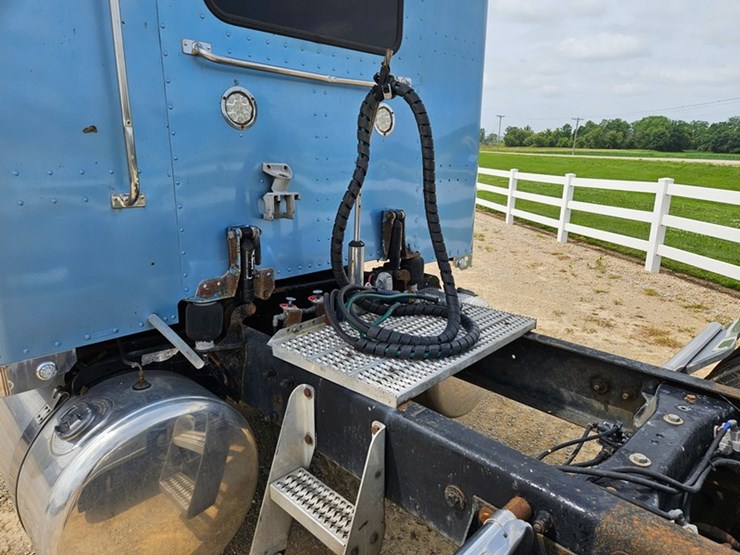 2006-peterbilt-386-image-19