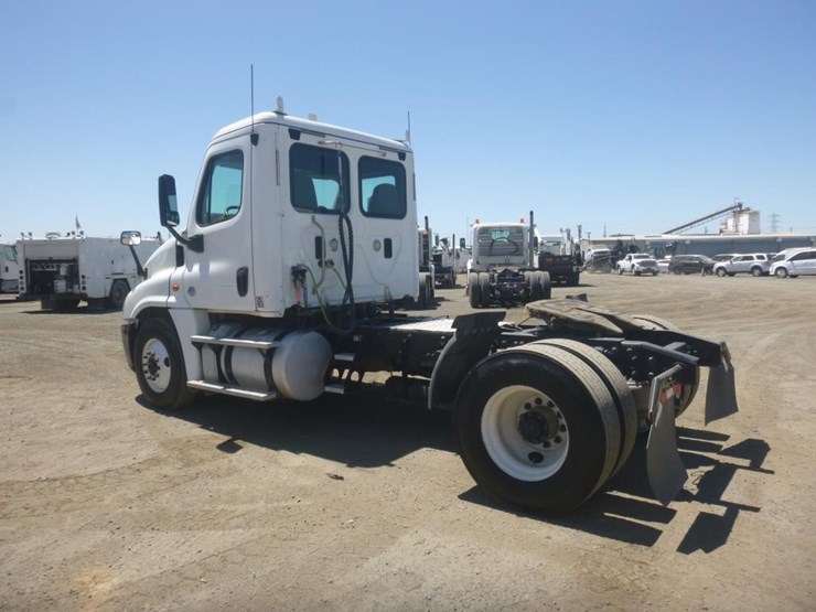 2015-freightliner-cascadia-125-image-4