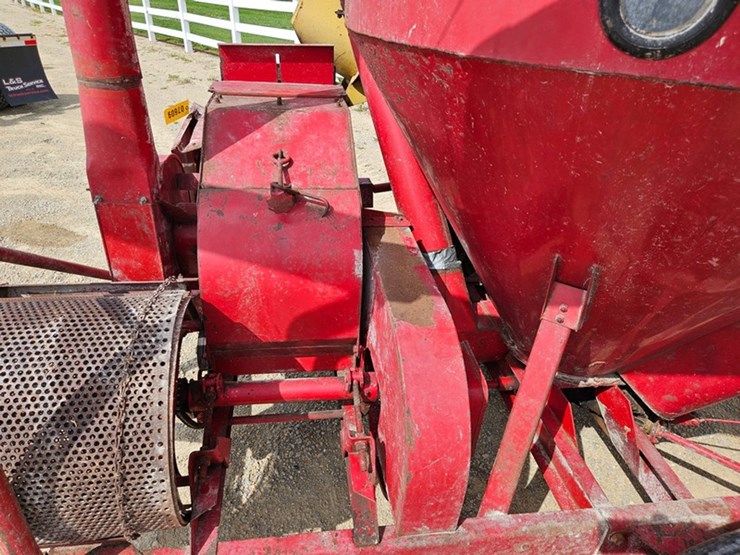 new-holland-352-image-24