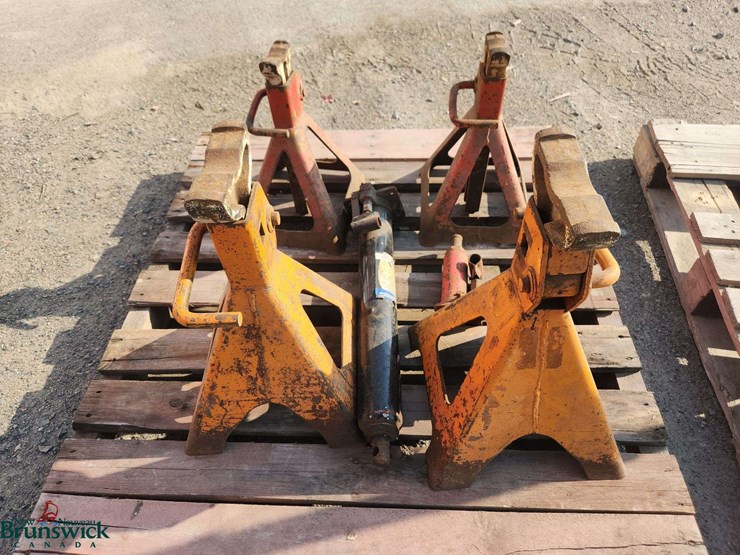 lot-of-4-jack-stands,-and-two-bottle-jacks-image-2