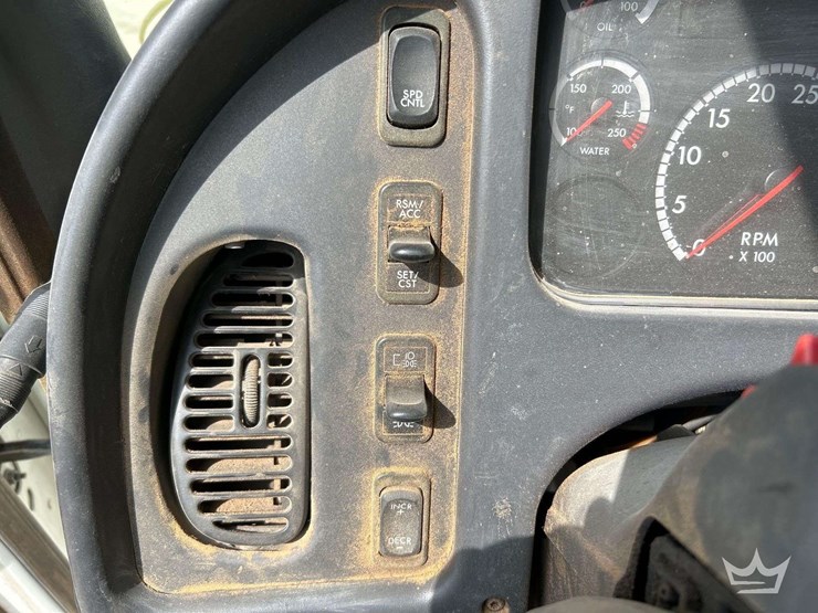 2012-freightliner-m2-106-image-15