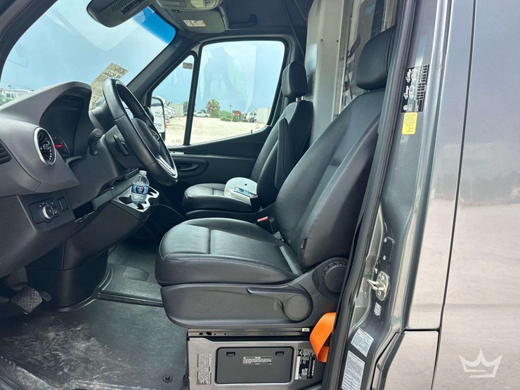 2021-mercedes-benz-sprinter-4500-image-12