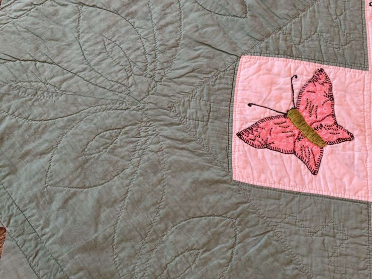 butterfly-applique-quilt-with-sage-green-border-image-5