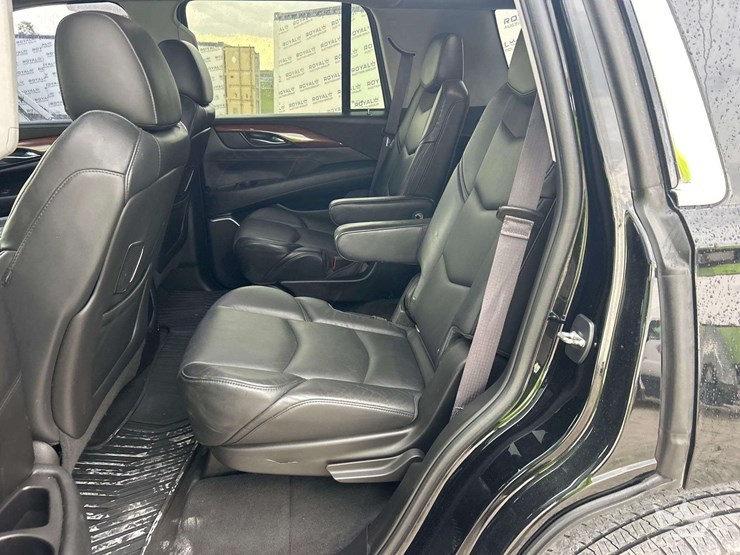 2015-cadillac-escalade-image-18