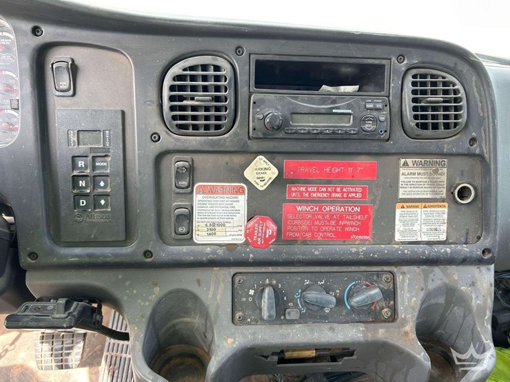 2012-freightliner-m2-106-image-16
