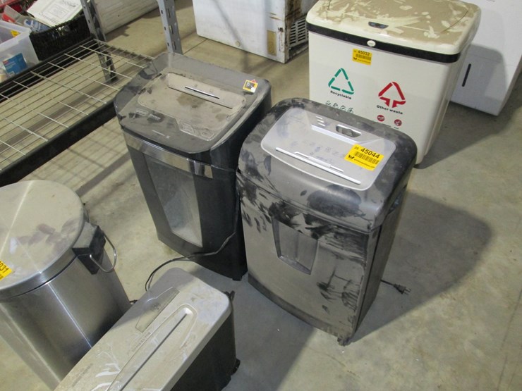 #45044-•-lot-of-(2)-staples-paper-shredder-inv#45044-image-1