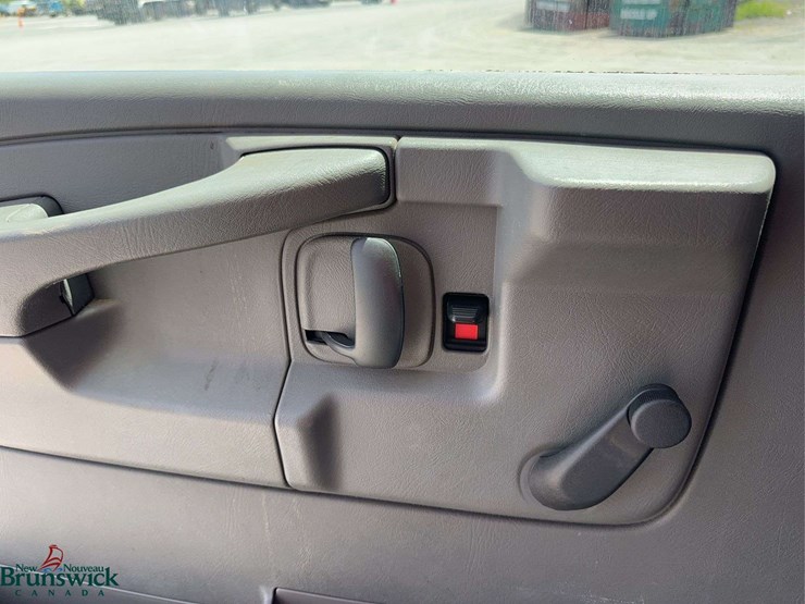 2010-chevrolet-express-20-passenger-mini-bus-image-27
