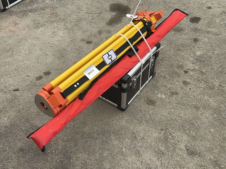 giyi-surveying-tripod-with-carrying-case-image-4