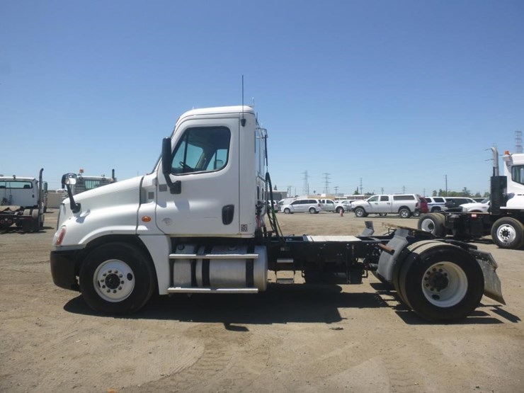 2015-freightliner-cascadia-125-image-5