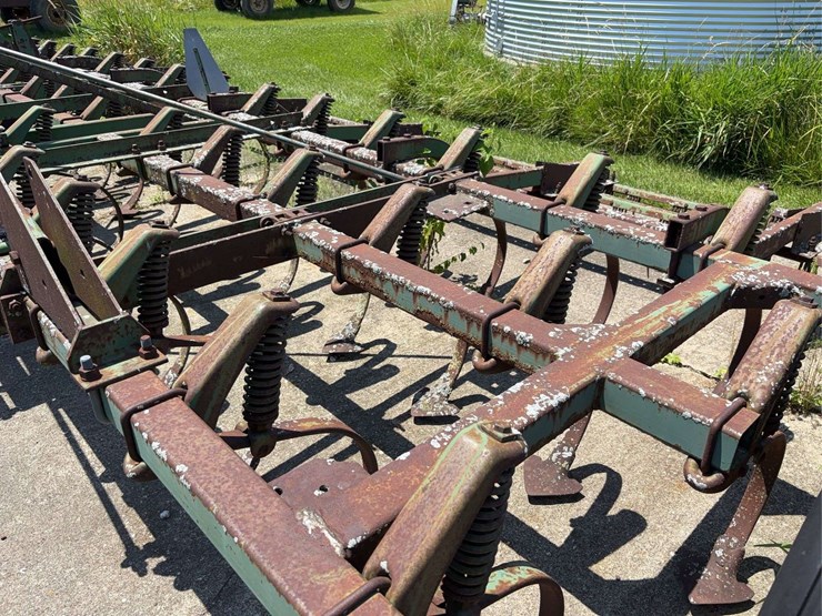john-deered-25'-3-pt.-field-cultivator-with-hydraulic-lift-image-4