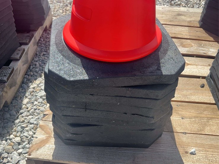traffic-safety-cones-with-heavy-bases-image-3