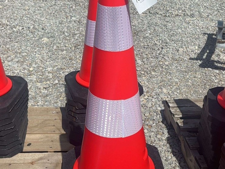 traffic-safety-cones-with-reflective-bands-and-weighted-bases-image-2