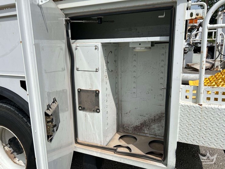 2012-freightliner-m2-106-image-23