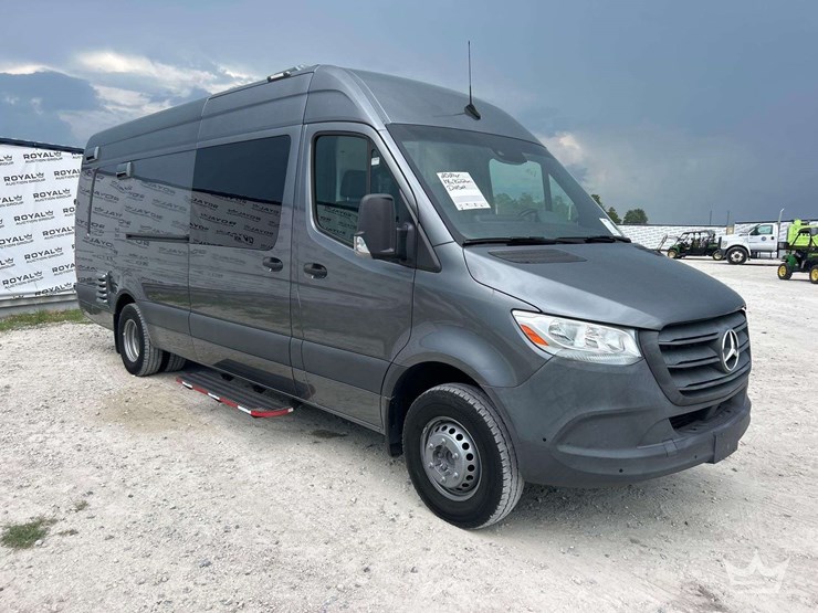 2021-mercedes-benz-sprinter-4500-image-2