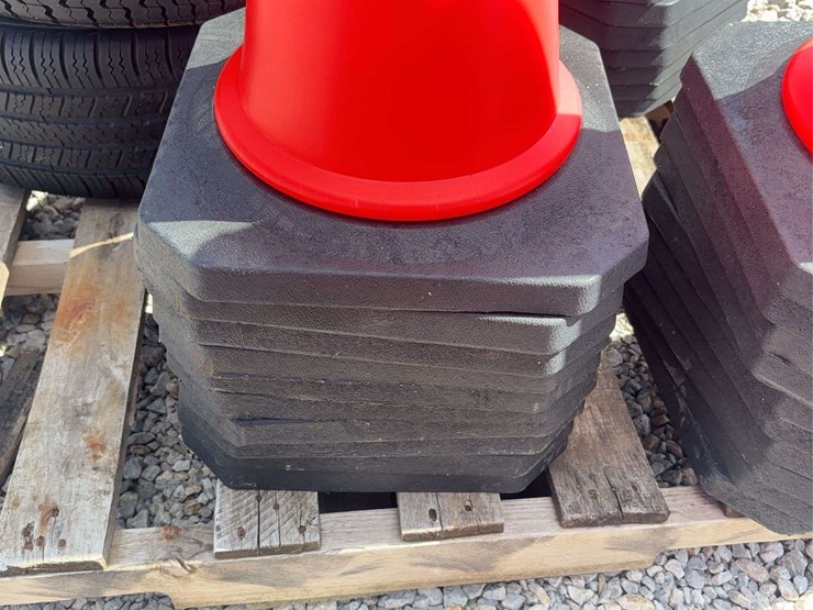 traffic-safety-cones-with-reflective-bands-and-weighted-bases-image-3