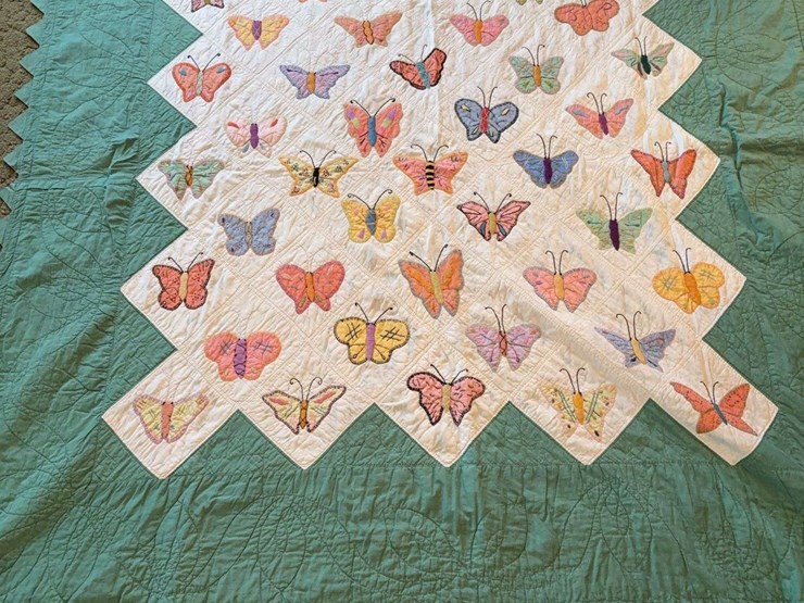 butterfly-applique-quilt-with-sage-green-border-image-1
