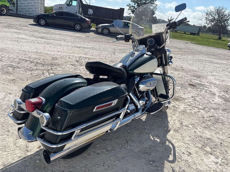 2017-harley-davidson-road-king-motorcycle-image-3
