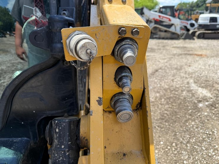 2019-caterpillar-239d3-image-11