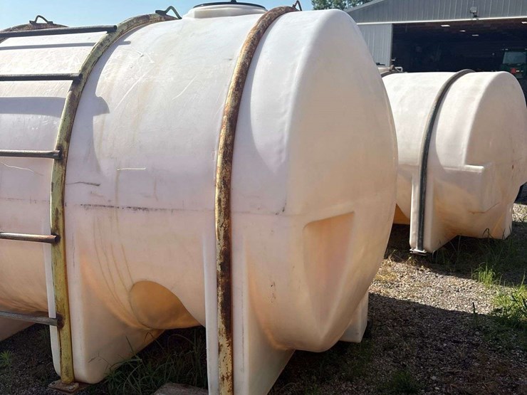 3,500-gallon-poly-tank-with-ladder-image-4