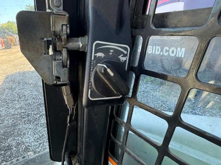 2019-bobcat-t740-image-22