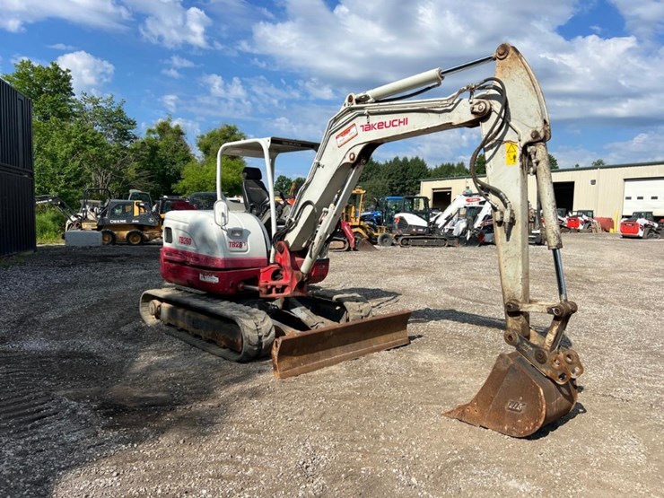 2016-takeuchi-tb260-image-8