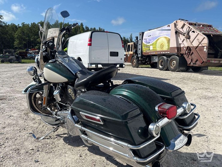 2017-harley-davidson-road-king-motorcycle-image-4