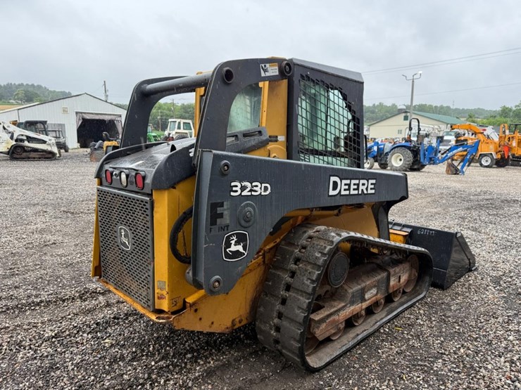 deere-323d-image-4