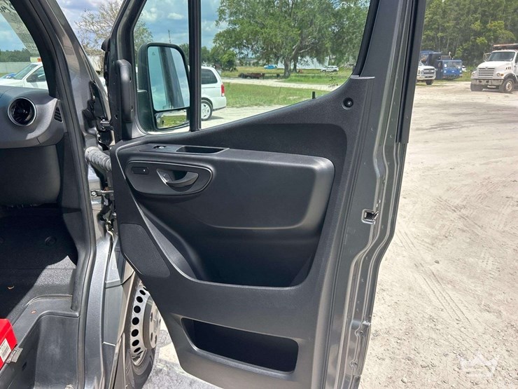 2021-mercedes-benz-sprinter-4500-image-32