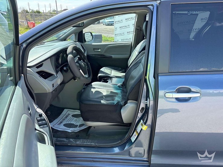 2017-toyota-sienna-image-11