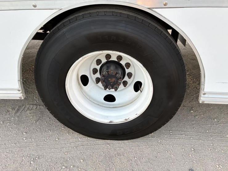 2016-ford-f650-xlt-image-11