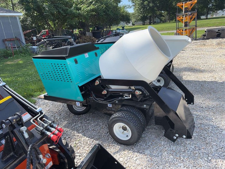 mt800-wheeled-mini-mixer-truck-with-13.5hp-gasoline-engine-image-2