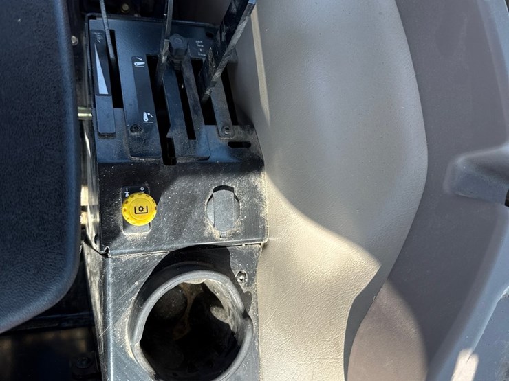 2013-john-deere-5065e-image-21