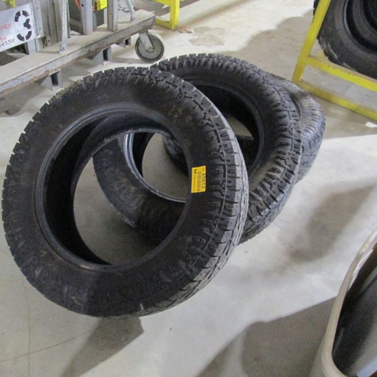 #45013 • Lot of (3) 205/60r 20 Tires INV#45013