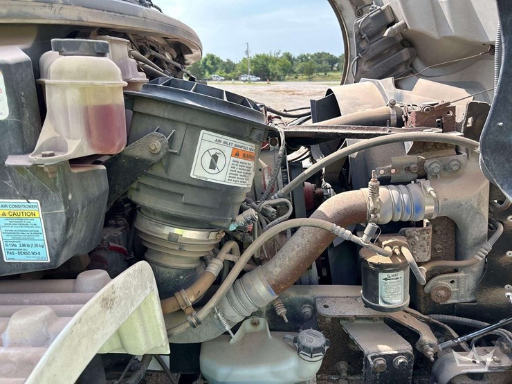 2012-freightliner-m2-106-image-10