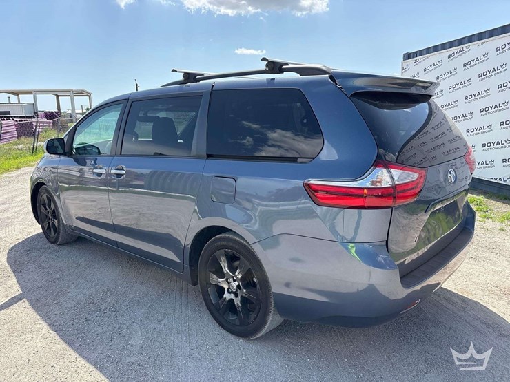 2017-toyota-sienna-image-4