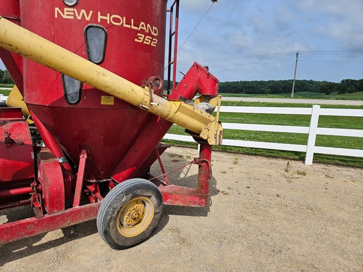 new-holland-352-image-27
