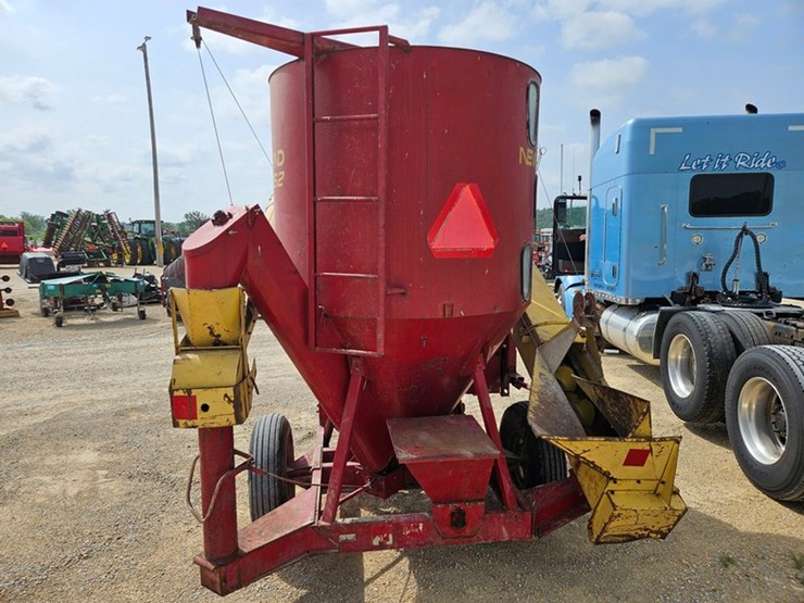 new-holland-352-image-32