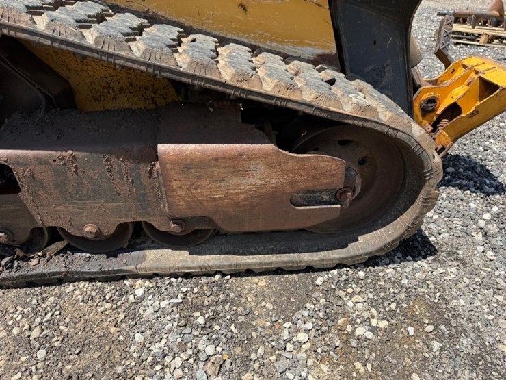 2016-deere-317g-image-15