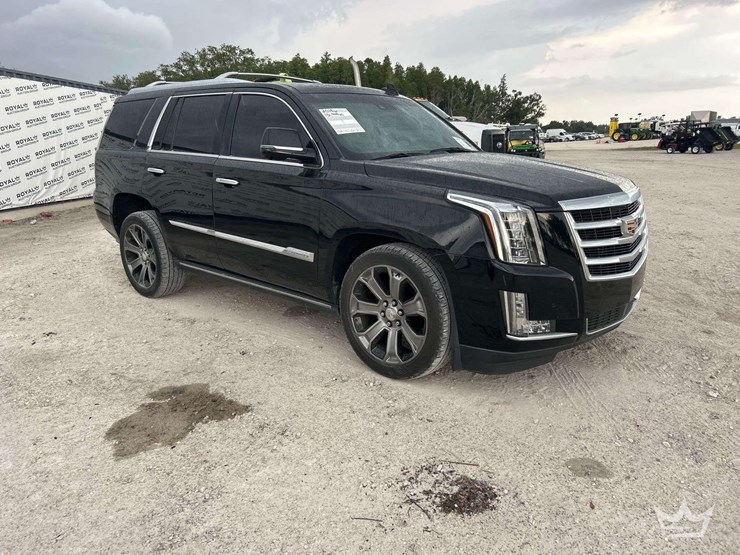 2015-cadillac-escalade-image-2