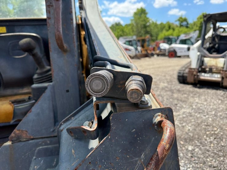 2016-deere-317g-image-11