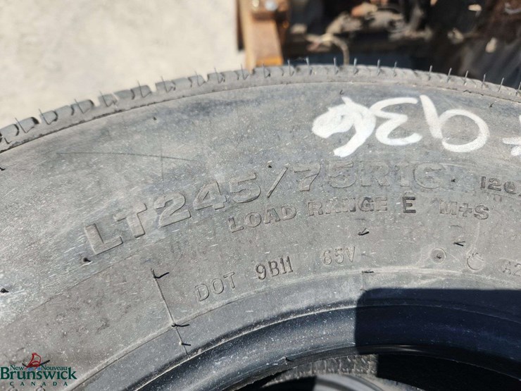lot-of-10-assorted-tires,-6-on-rims-image-3