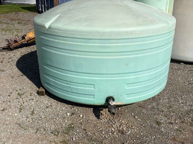 1,250-gallon-large-poly-tank-image-1