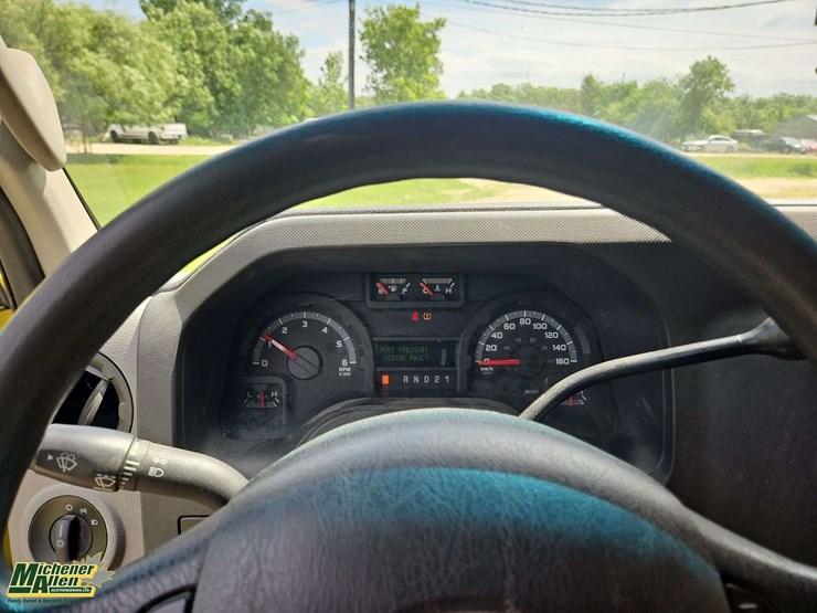 2010-ford-cargo-image-21