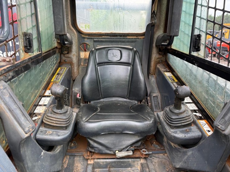 deere-323d-image-19