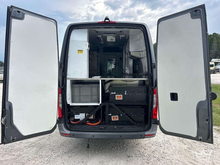 2021-mercedes-benz-sprinter-4500-image-26