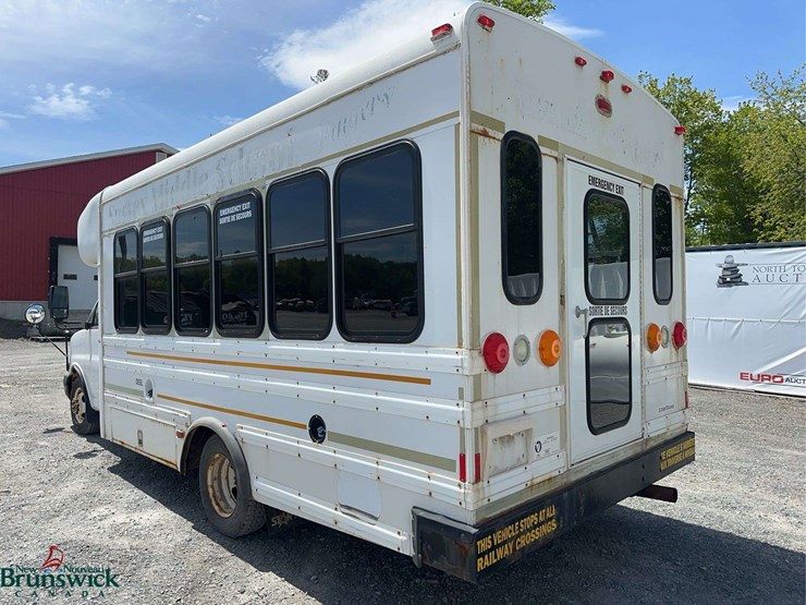 2010-chevrolet-express-20-passenger-mini-bus-image-7