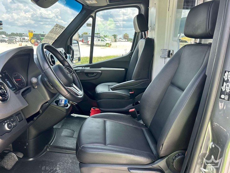 2021-mercedes-benz-sprinter-4500-image-17